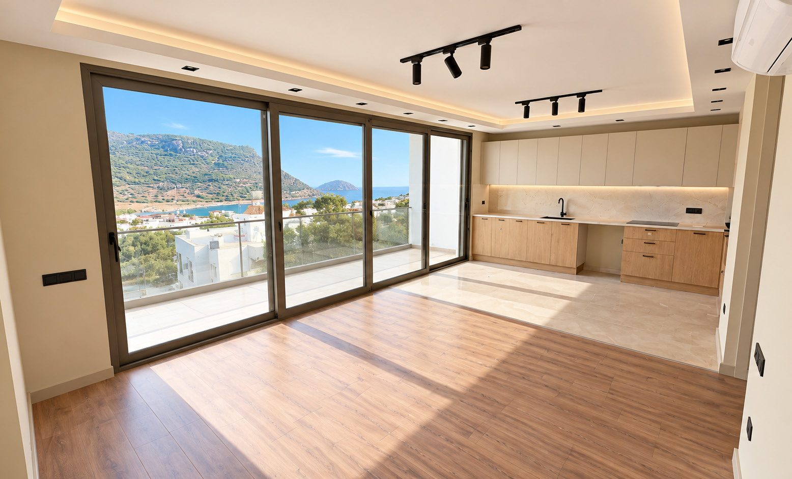 Eşyasız 2+1 dairede salon, mutfak ve balkona açılan doğrama