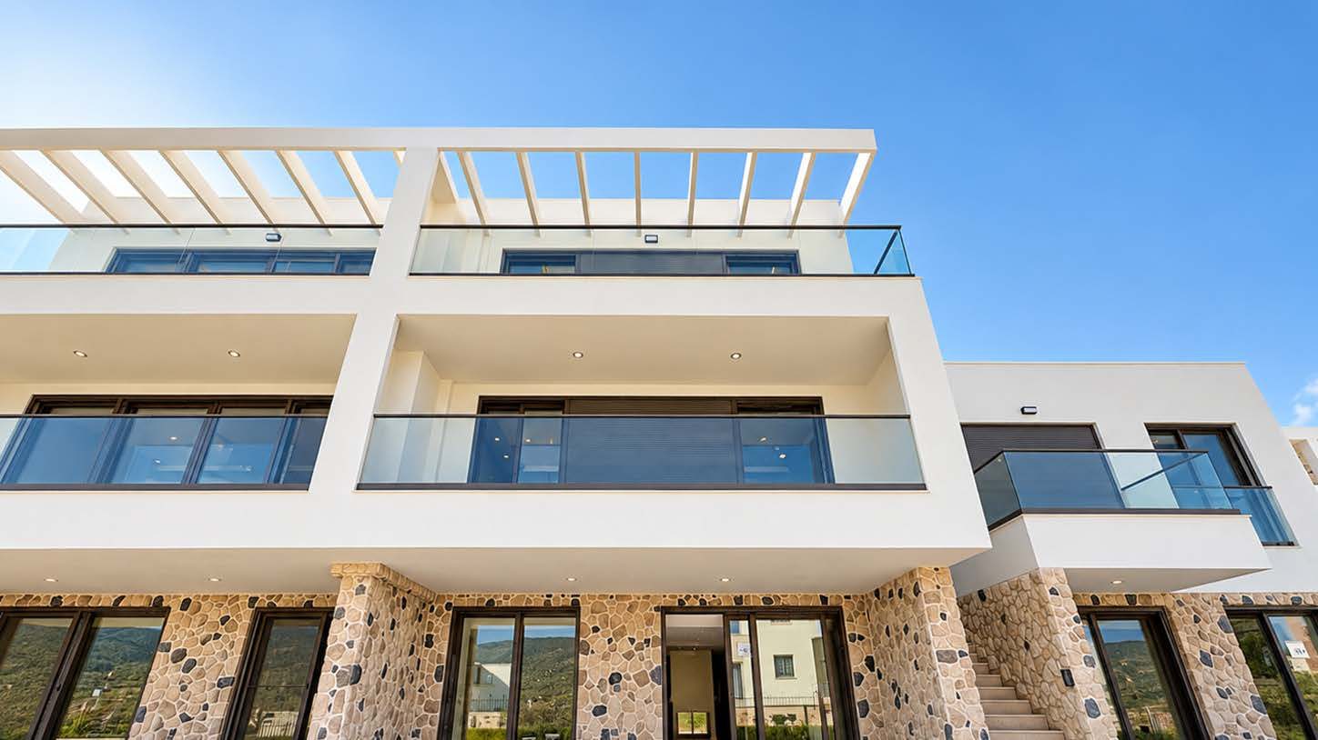 Alt açıdan blok cephesi, pergola ve cam korkuluklu balkonlar