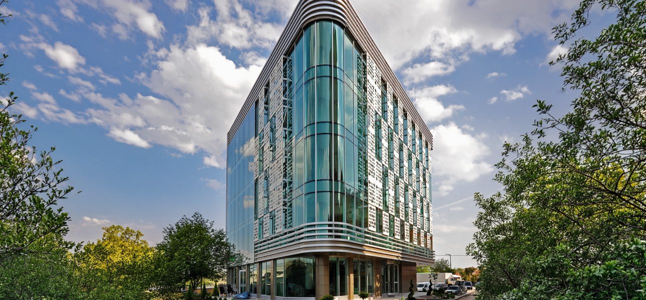 Modern plaza ve rezidans yapısı